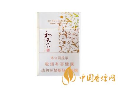 2020白沙和天下價(jià)格表和圖片 2020和天下香煙是白沙牌香煙中的一種，說起和天下香煙，相信大家都認(rèn)識(shí)，和天下是高端香煙品牌,隸屬于湖南中煙工業(yè)有限責(zé)任公司，那么，2020年白沙和天下多少錢一包呢?趕緊來(lái)看看吧!  和天下香煙  和天下香煙時(shí)尚大氣的包裝　簡(jiǎn)潔流暢的線條　以紫色為主色調(diào)的搭配　無(wú)一不顯示出和天下的不凡紫色在中國(guó)傳統(tǒng)里是尊貴的顏色，如北京故宮又稱為“紫禁城”亦有所謂“紫氣東來(lái)” 口感上此款雅香綿滑，香氣醇和，余味純凈，實(shí)屬難得一見的神品啊!  系列產(chǎn)品  和天下(尊尚中支)  類型： 烤煙型  煙氣煙堿量： 0.0 mg  煙長(zhǎng)： 84 mm  過濾嘴長(zhǎng)： 25 mm  包裝形式： 條盒硬盒  單盒支數(shù)： 20  銷售形式： 國(guó)產(chǎn)內(nèi)銷  生產(chǎn)狀態(tài)： 待上市  備注： 白沙和天下尊尚中支  和天下(尊尚5000)  類型： 烤煙型  煙氣煙堿量： 0.0 mg  煙長(zhǎng)： 88 mm  過濾嘴長(zhǎng)： 25 mm  包裝形式： 條盒硬盒  單盒支數(shù)： 20  銷售形式： 國(guó)產(chǎn)內(nèi)銷  生產(chǎn)狀態(tài)： 已上市  備注： 白沙和天下尊尚5000  白沙(硬和天下雙中支)  單盒參考價(jià)： 90 元  條盒參考價(jià)： 900 元  條盒批發(fā)價(jià)： 763.2 元  小盒條形碼： 6901028204798  條包條形碼： 6901028204804  白沙(和天下天下韶山)  單盒參考價(jià)： 100 元  條盒參考價(jià)： 1000 元  小盒條形碼： 6901028196925  條包條形碼： 6901028196932  白沙(軟和天下檀香)  單盒參考價(jià)： 100 元  條盒參考價(jià)： 1000 元  條盒批發(fā)價(jià)： 763.2 元  白沙(和天下細(xì)支)  單盒參考價(jià)： 100 元  條盒參考價(jià)： 1000 元  條盒批發(fā)價(jià)： 720.8 元  小盒條形碼： 6901028196048  條包條形碼： 6901028196055  白沙(軟和天下)  單盒參考價(jià)： 100 元  條盒參考價(jià)： 1000 元  條盒批發(fā)價(jià)： 720.8 元  小盒條形碼： 6901028196017  條包條形碼： 6901028196024  白沙(和天下)  單盒參考價(jià)： 100 元  條盒參考價(jià)： 1000 元  條盒批發(fā)價(jià)： 848 元  小盒條形碼： 6901028196925  條包條形碼： 6901028196932  通過以上的信息可以了解到2020年白沙和天下的價(jià)格，以上就是香煙網(wǎng)為您提供的關(guān)于2020白沙和天下價(jià)格表和圖片，白沙和天下多少錢一包?的信息，想要了解更多的信息請(qǐng)來(lái)關(guān)注香煙網(wǎng)吧!白沙和天下多少錢一包？