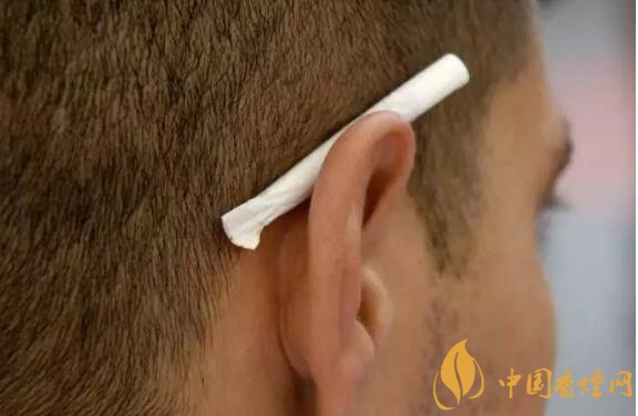 香煙夾耳朵上是怎么來(lái)的，耳夾煙是男人的專利